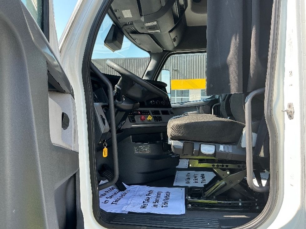 Sleeper Tractor-Heavy Duty Tractors-Freightliner-2022-T12664ST-East Chicago-IN-571,653\n\t\tmiles-$ 63,250 - Image 9