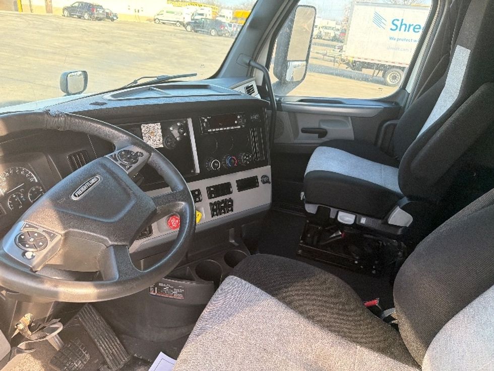 Sleeper Tractor-Heavy Duty Tractors-Freightliner-2022-T12664ST-East Chicago-IN-574,381\n\t\tmiles-$ 57,750 - Image 10