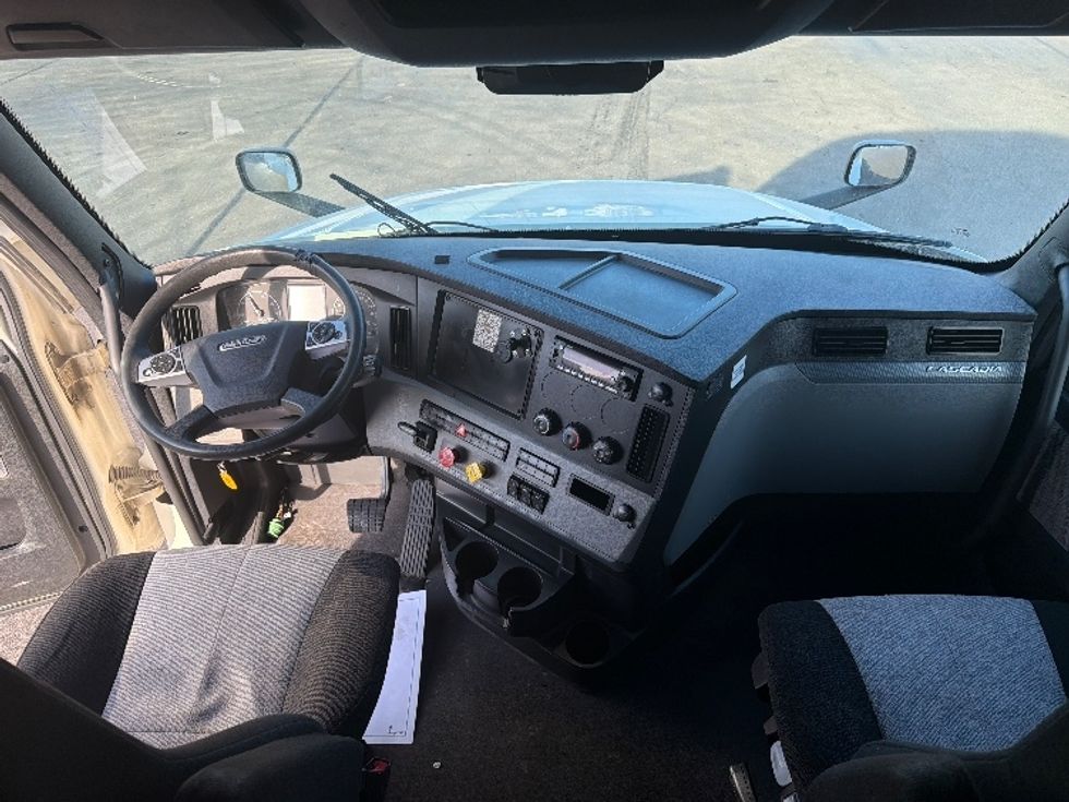 Sleeper Tractor-Heavy Duty Tractors-Freightliner-2022-T12664ST-East Chicago-IN-574,381\n\t\tmiles-$ 57,750 - Image 12