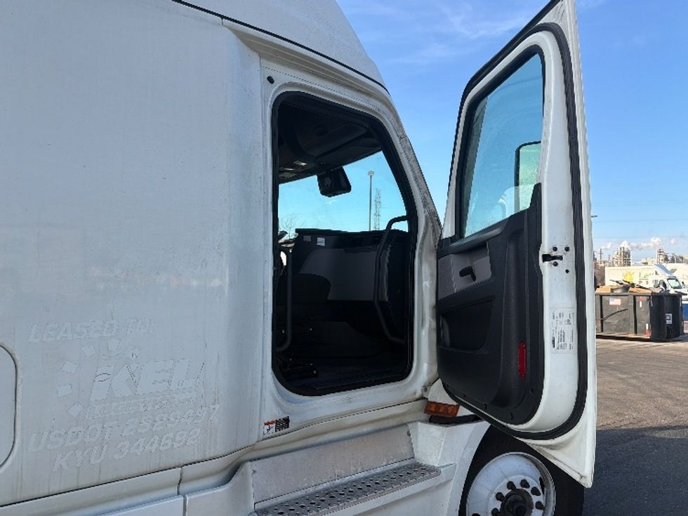 Sleeper Tractor-Heavy Duty Tractors-Freightliner-2022-T12664ST-East Chicago-IN-574,381\n\t\tmiles-$ 57,750 - Image 13