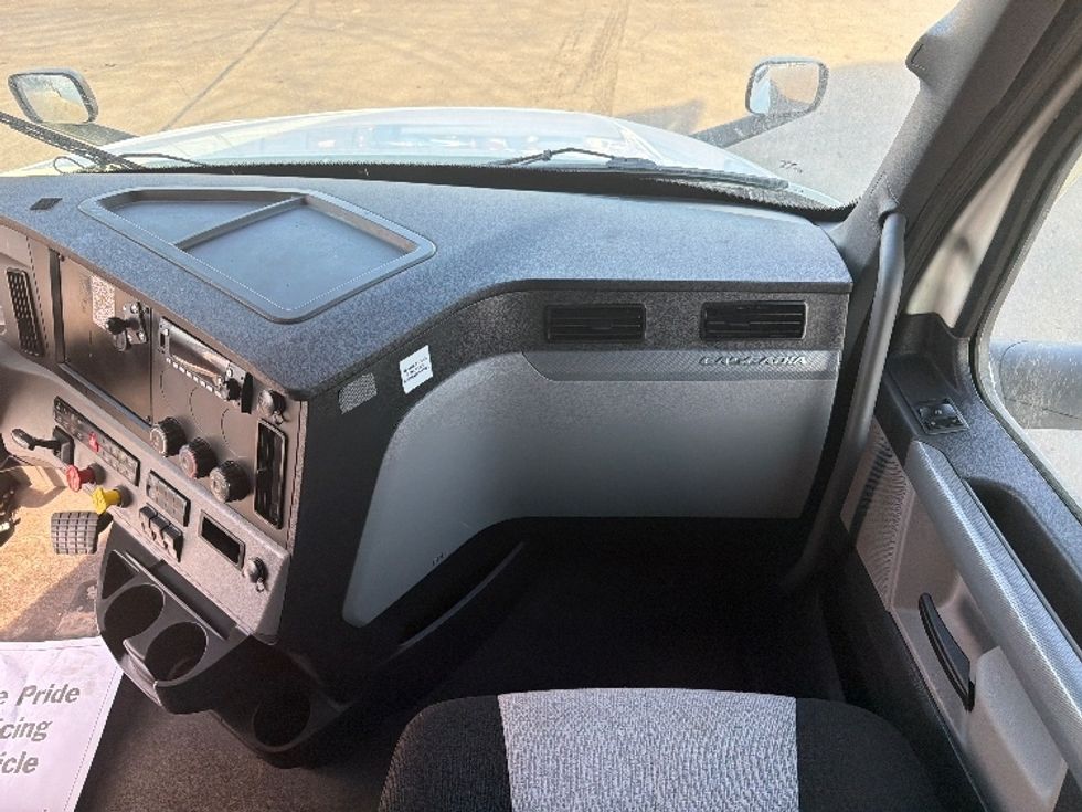 Sleeper Tractor-Heavy Duty Tractors-Freightliner-2022-T12664ST-East Chicago-IN-574,381\n\t\tmiles-$ 57,750 - Image 14