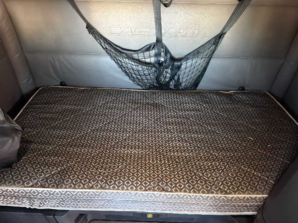 Sleeper Tractor-Heavy Duty Tractors-Freightliner-2022-T12664ST-East Chicago-IN-574,381\n\t\tmiles-$ 57,750 - Image 17