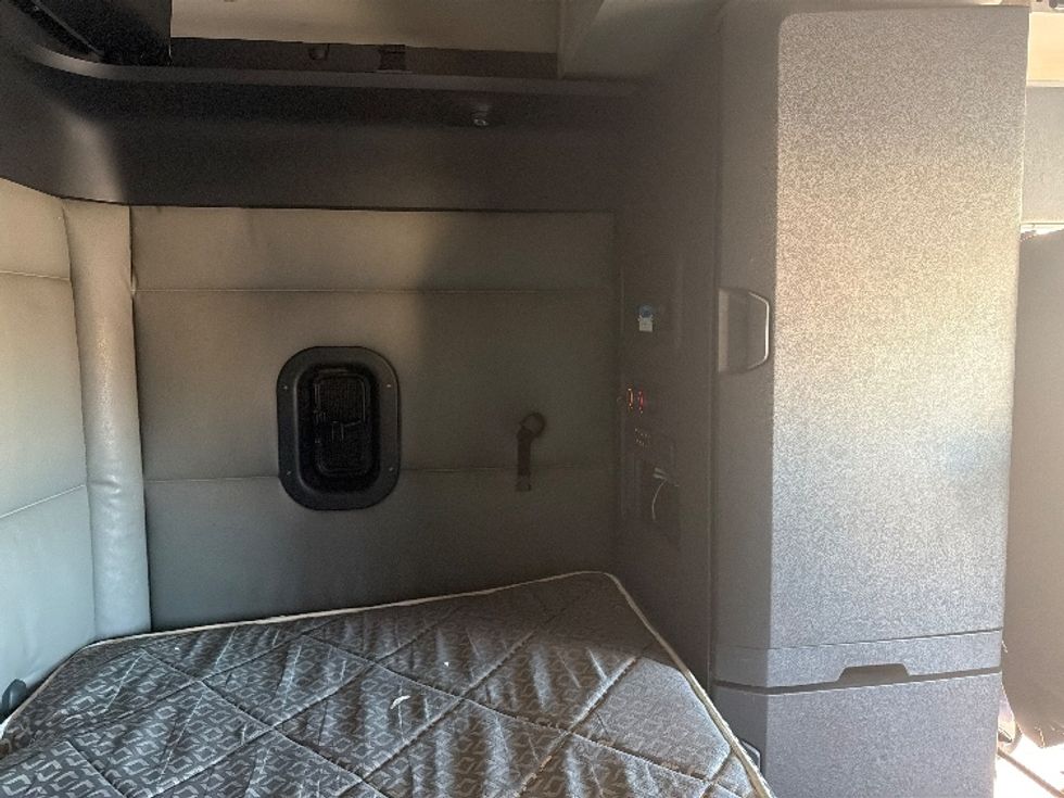 Sleeper Tractor-Heavy Duty Tractors-Freightliner-2022-T12664ST-East Chicago-IN-574,381\n\t\tmiles-$ 57,750 - Image 18