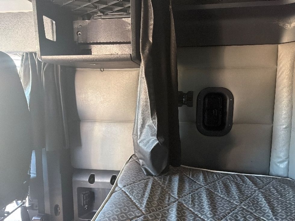 Sleeper Tractor-Heavy Duty Tractors-Freightliner-2022-T12664ST-East Chicago-IN-574,381\n\t\tmiles-$ 57,750 - Image 19