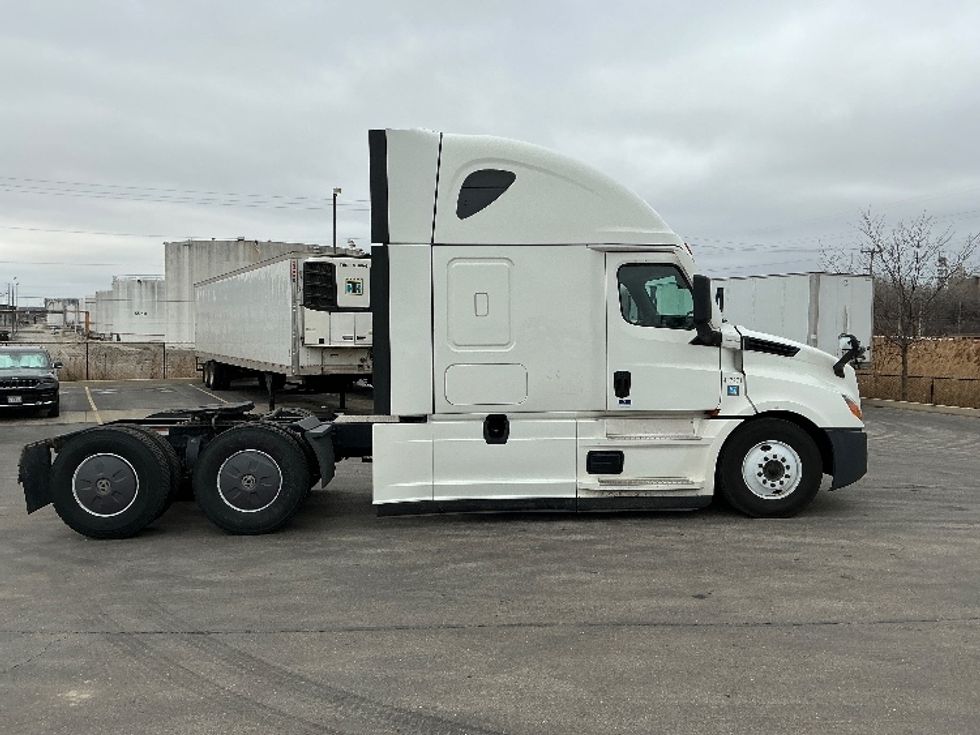 Sleeper Tractor-Heavy Duty Tractors-Freightliner-2022-T12664ST-East Chicago-IN-574,381\n\t\tmiles-$ 57,750 - Image 8