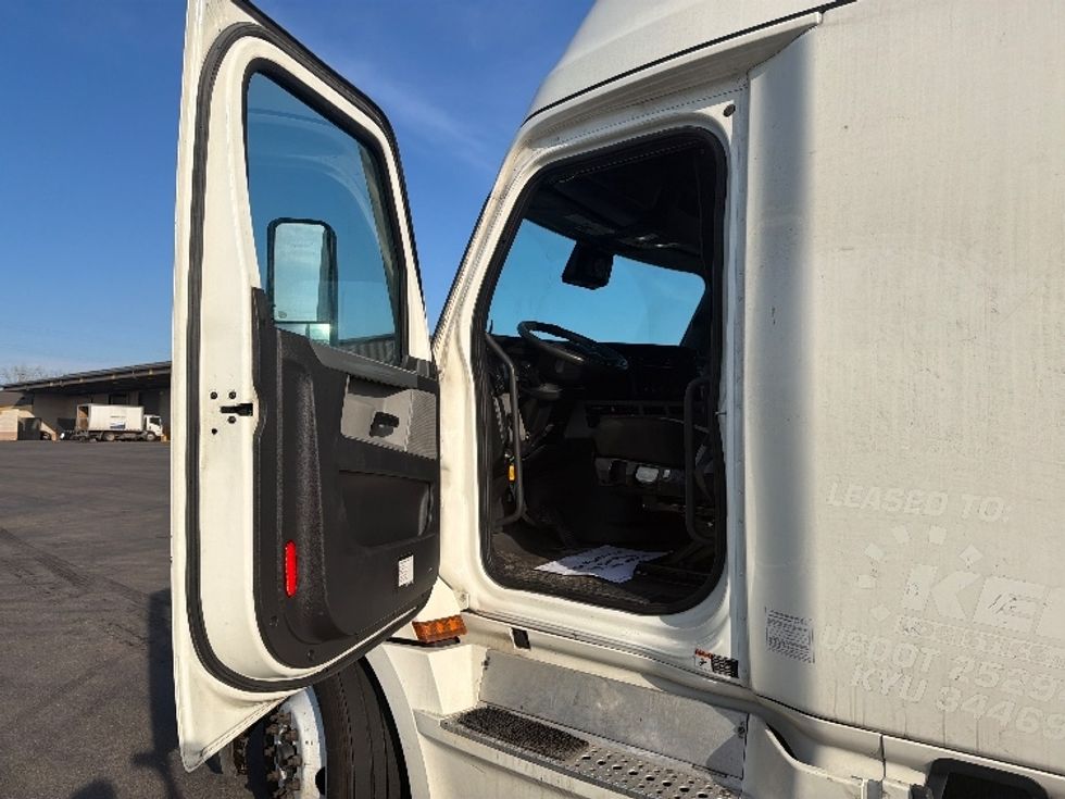 Sleeper Tractor-Heavy Duty Tractors-Freightliner-2022-T12664ST-East Chicago-IN-574,381\n\t\tmiles-$ 57,750 - Image 9