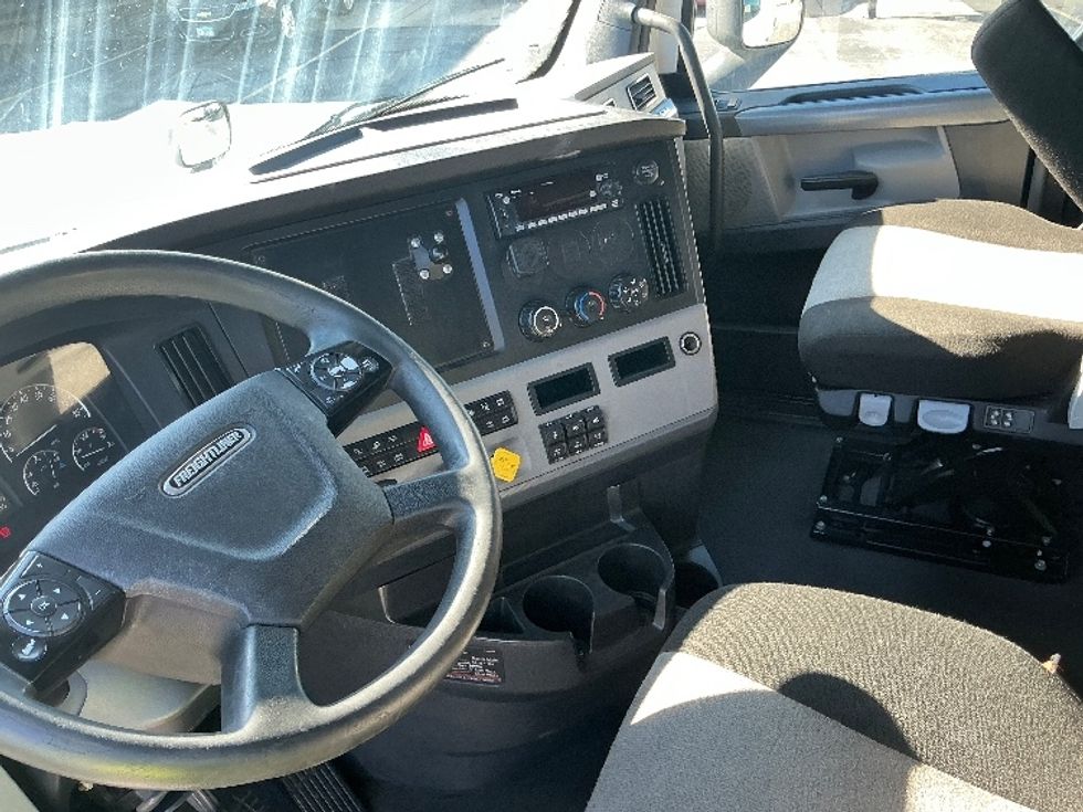 Sleeper Tractor-Heavy Duty Tractors-Freightliner-2022-T12664ST-East Chicago-IN-575,975\n\t\tmiles-$ 60,500 - Image 10