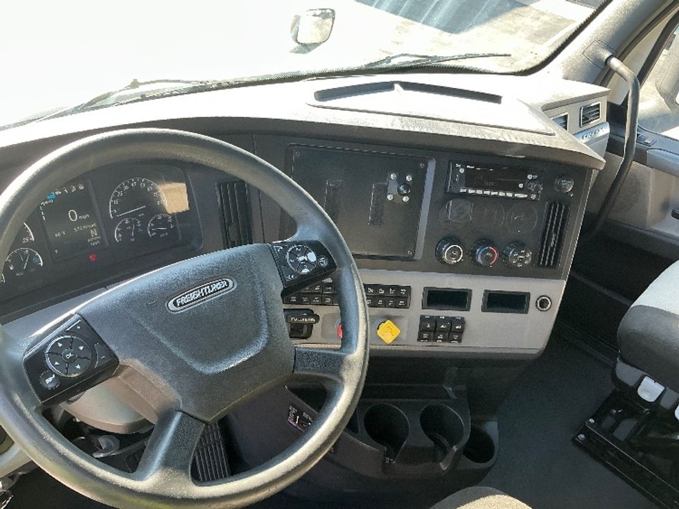 Sleeper Tractor-Heavy Duty Tractors-Freightliner-2022-T12664ST-East Chicago-IN-575,975\n\t\tmiles-$ 60,500 - Image 11