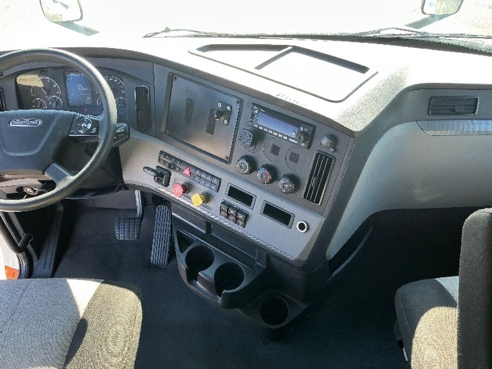 Sleeper Tractor-Heavy Duty Tractors-Freightliner-2022-T12664ST-East Chicago-IN-575,975\n\t\tmiles-$ 60,500 - Image 12