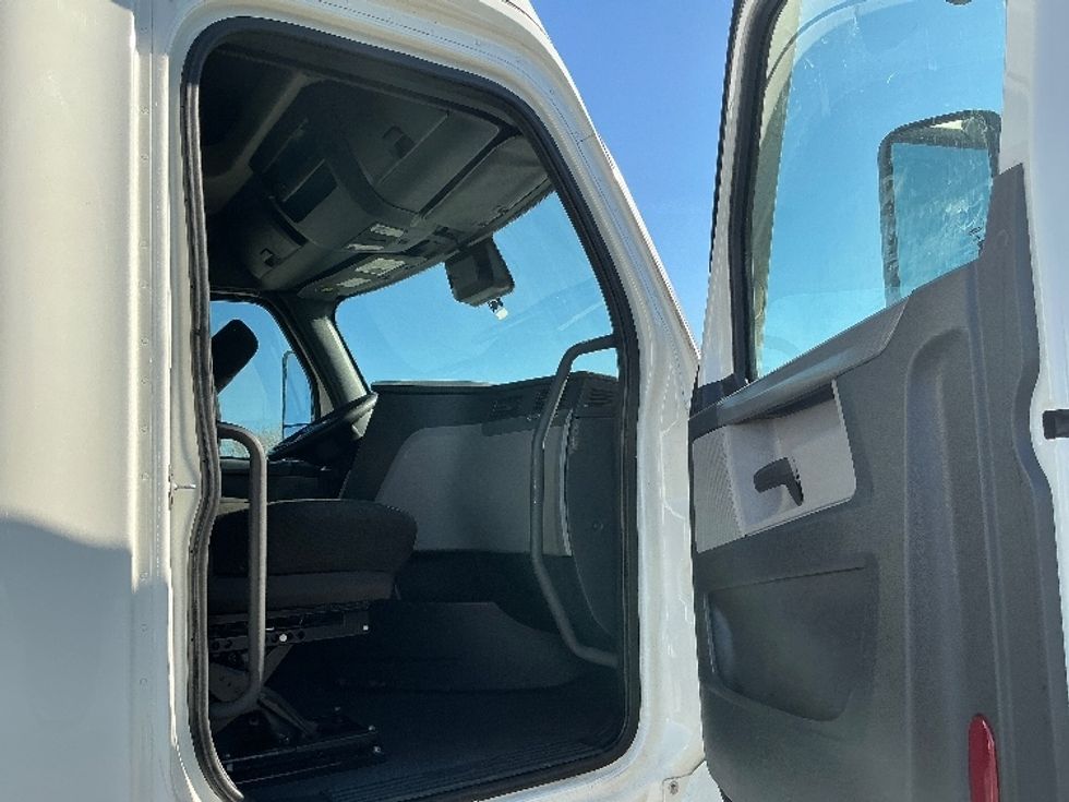 Sleeper Tractor-Heavy Duty Tractors-Freightliner-2022-T12664ST-East Chicago-IN-575,975\n\t\tmiles-$ 60,500 - Image 13