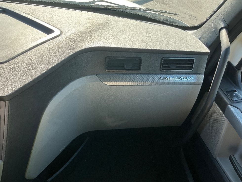 Sleeper Tractor-Heavy Duty Tractors-Freightliner-2022-T12664ST-East Chicago-IN-575,975\n\t\tmiles-$ 60,500 - Image 14