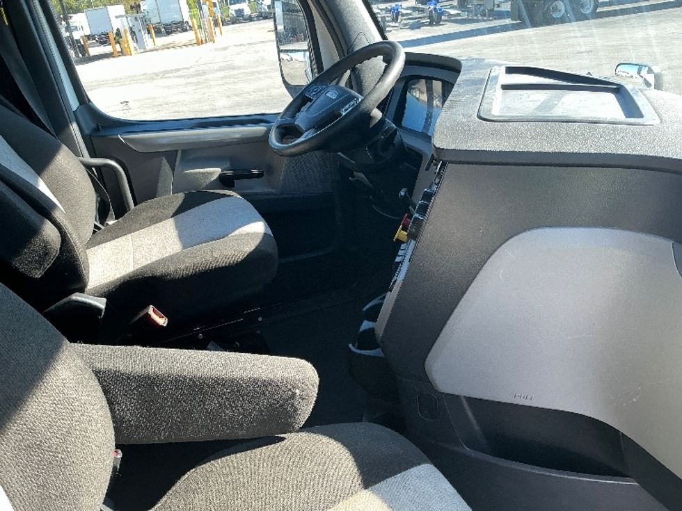 Sleeper Tractor-Heavy Duty Tractors-Freightliner-2022-T12664ST-East Chicago-IN-575,975\n\t\tmiles-$ 60,500 - Image 15