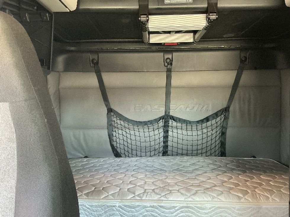 Sleeper Tractor-Heavy Duty Tractors-Freightliner-2022-T12664ST-East Chicago-IN-575,975\n\t\tmiles-$ 60,500 - Image 16