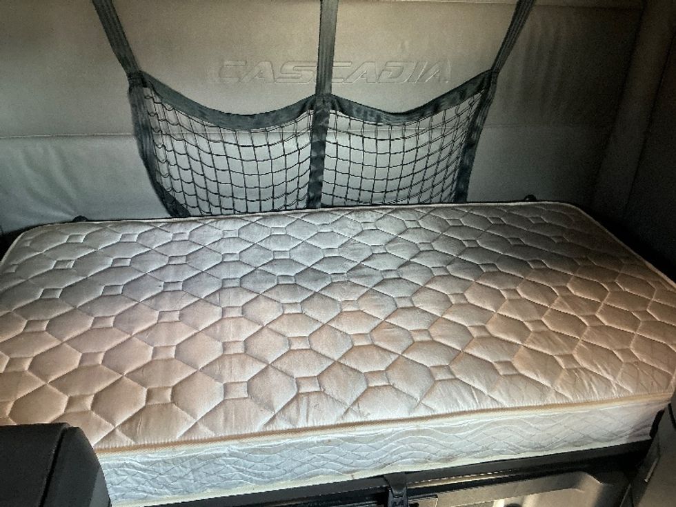 Sleeper Tractor-Heavy Duty Tractors-Freightliner-2022-T12664ST-East Chicago-IN-575,975\n\t\tmiles-$ 60,500 - Image 17