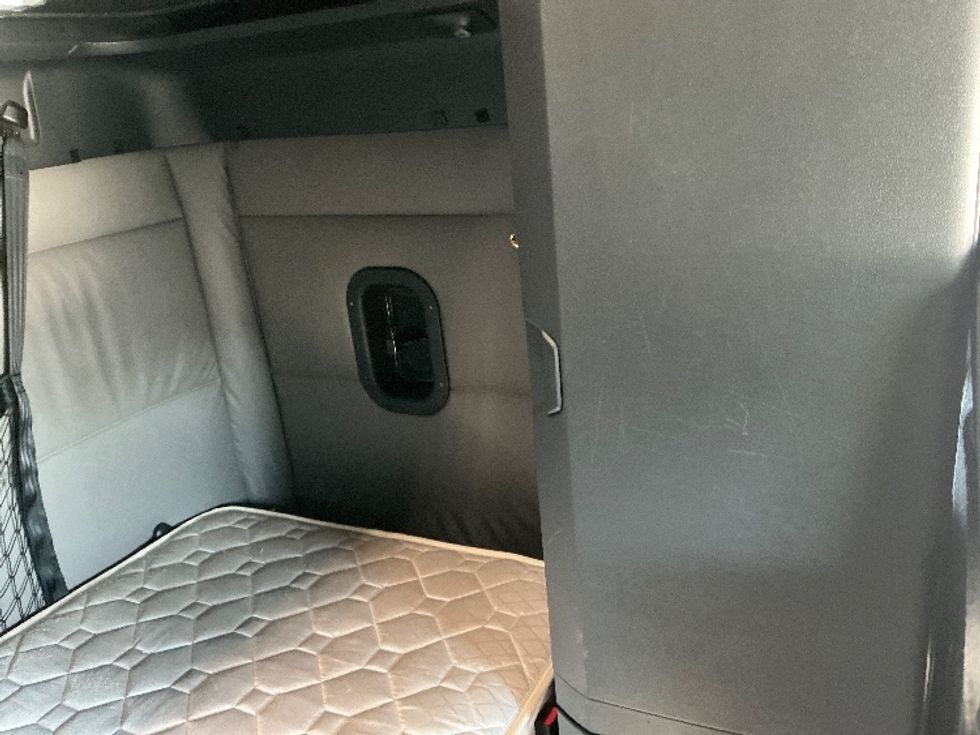 Sleeper Tractor-Heavy Duty Tractors-Freightliner-2022-T12664ST-East Chicago-IN-575,975\n\t\tmiles-$ 60,500 - Image 18