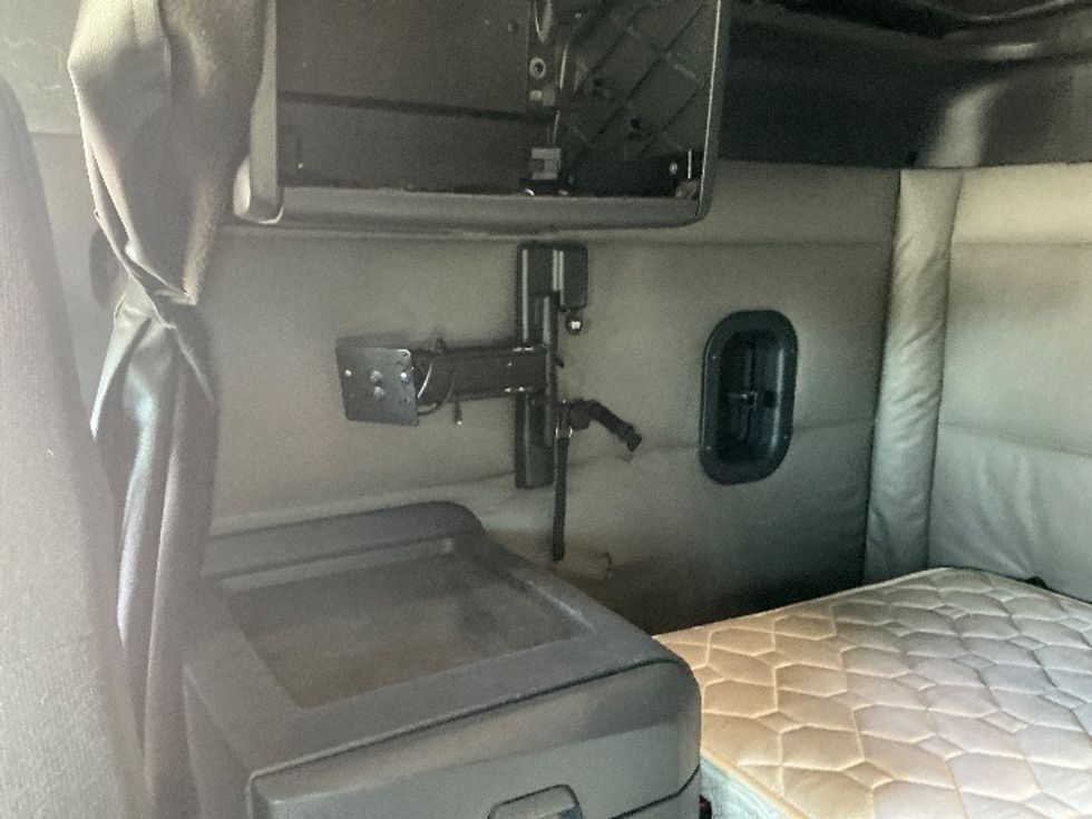 Sleeper Tractor-Heavy Duty Tractors-Freightliner-2022-T12664ST-East Chicago-IN-575,975\n\t\tmiles-$ 60,500 - Image 19