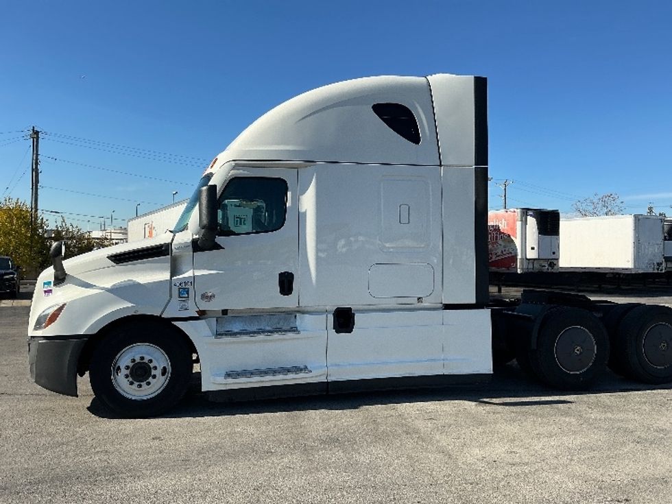 Sleeper Tractor-Heavy Duty Tractors-Freightliner-2022-T12664ST-East Chicago-IN-575,975\n\t\tmiles-$ 60,500 - Image 4