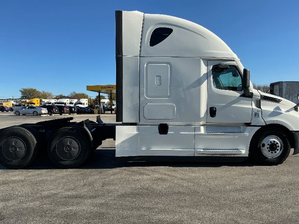 Sleeper Tractor-Heavy Duty Tractors-Freightliner-2022-T12664ST-East Chicago-IN-575,975\n\t\tmiles-$ 60,500 - Image 8