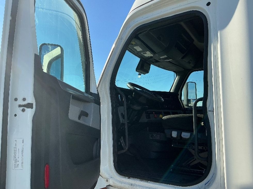 Sleeper Tractor-Heavy Duty Tractors-Freightliner-2022-T12664ST-East Chicago-IN-575,975\n\t\tmiles-$ 60,500 - Image 9