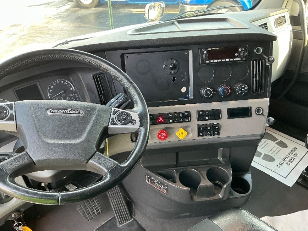 Sleeper Tractor-Heavy Duty Tractors-Freightliner-2022-T12664ST-East Chicago-IN-604,058\n\t\tmiles-$ 56,250 - Image 10
