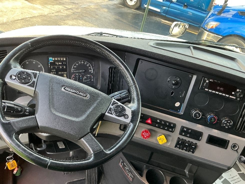 Sleeper Tractor-Heavy Duty Tractors-Freightliner-2022-T12664ST-East Chicago-IN-604,058\n\t\tmiles-$ 56,250 - Image 11