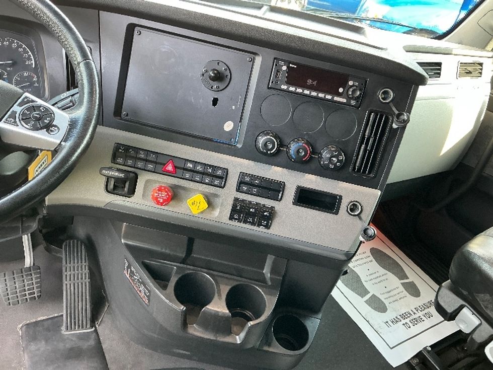 Sleeper Tractor-Heavy Duty Tractors-Freightliner-2022-T12664ST-East Chicago-IN-604,058\n\t\tmiles-$ 56,250 - Image 12