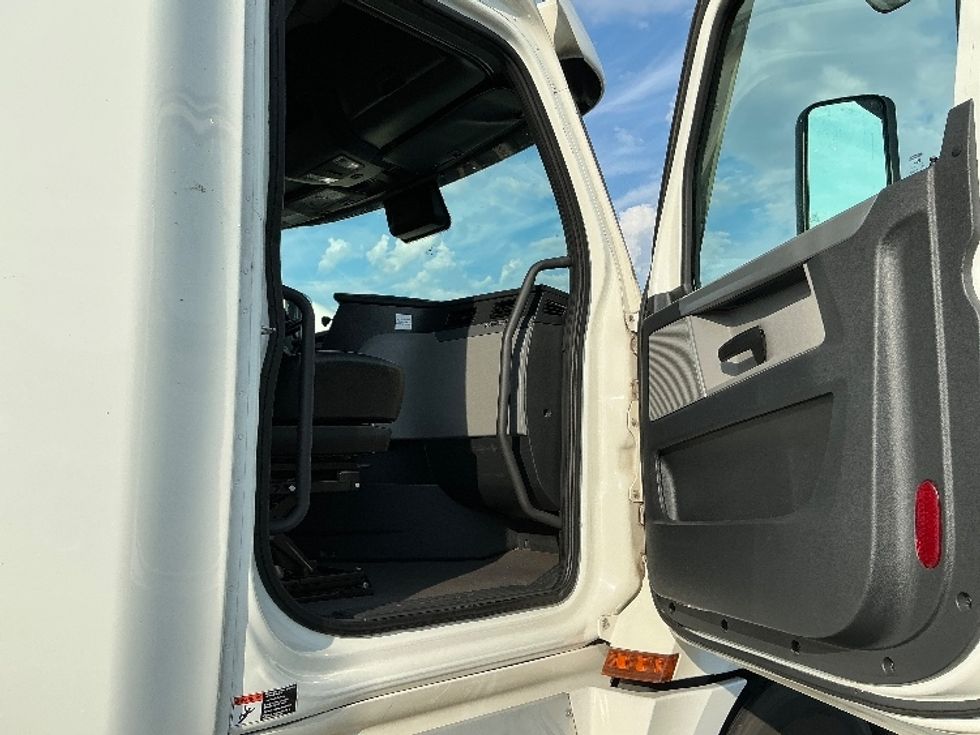 Sleeper Tractor-Heavy Duty Tractors-Freightliner-2022-T12664ST-East Chicago-IN-604,058\n\t\tmiles-$ 56,250 - Image 13