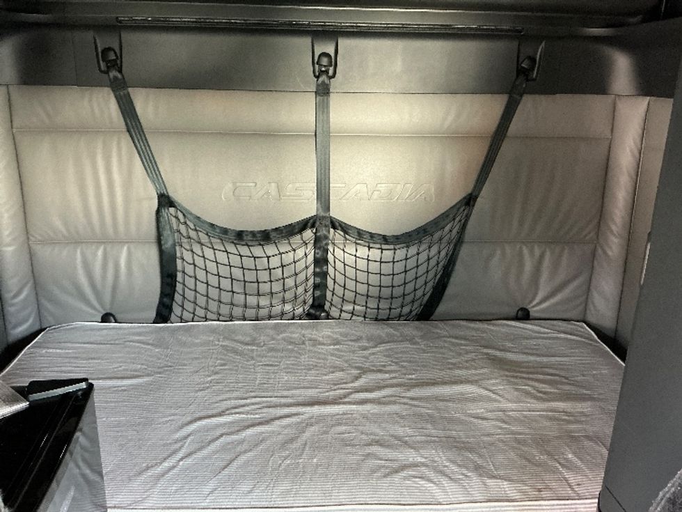 Sleeper Tractor-Heavy Duty Tractors-Freightliner-2022-T12664ST-East Chicago-IN-604,058\n\t\tmiles-$ 56,250 - Image 16