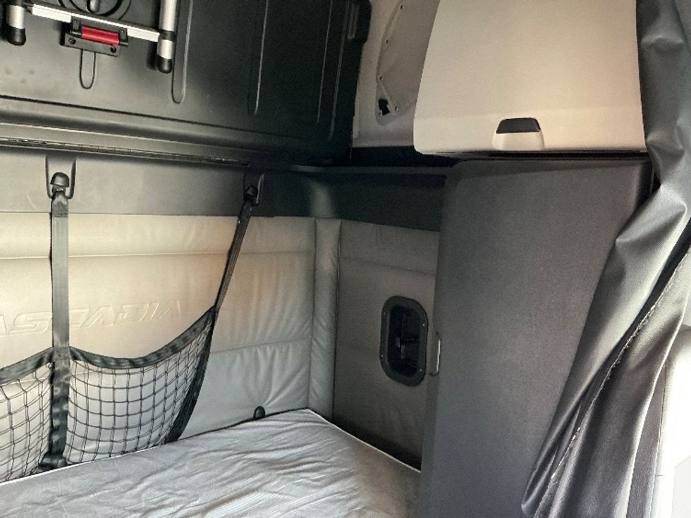 Sleeper Tractor-Heavy Duty Tractors-Freightliner-2022-T12664ST-East Chicago-IN-604,058\n\t\tmiles-$ 56,250 - Image 17