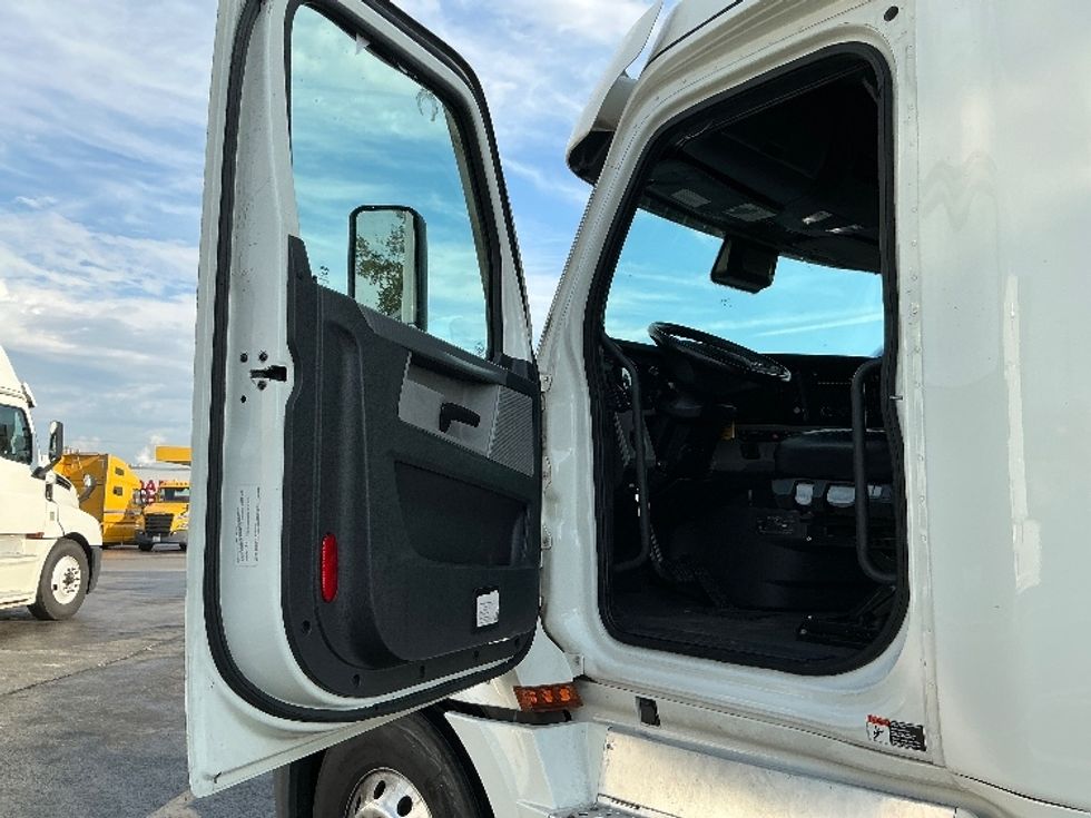 Sleeper Tractor-Heavy Duty Tractors-Freightliner-2022-T12664ST-East Chicago-IN-604,058\n\t\tmiles-$ 56,250 - Image 9