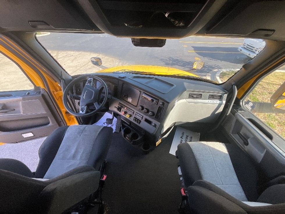 Sleeper Tractor-Heavy Duty Tractors-Freightliner-2022-T12664ST-East Chicago-IN-607,291\n\t\tmiles-$ 53,500 - Image 10