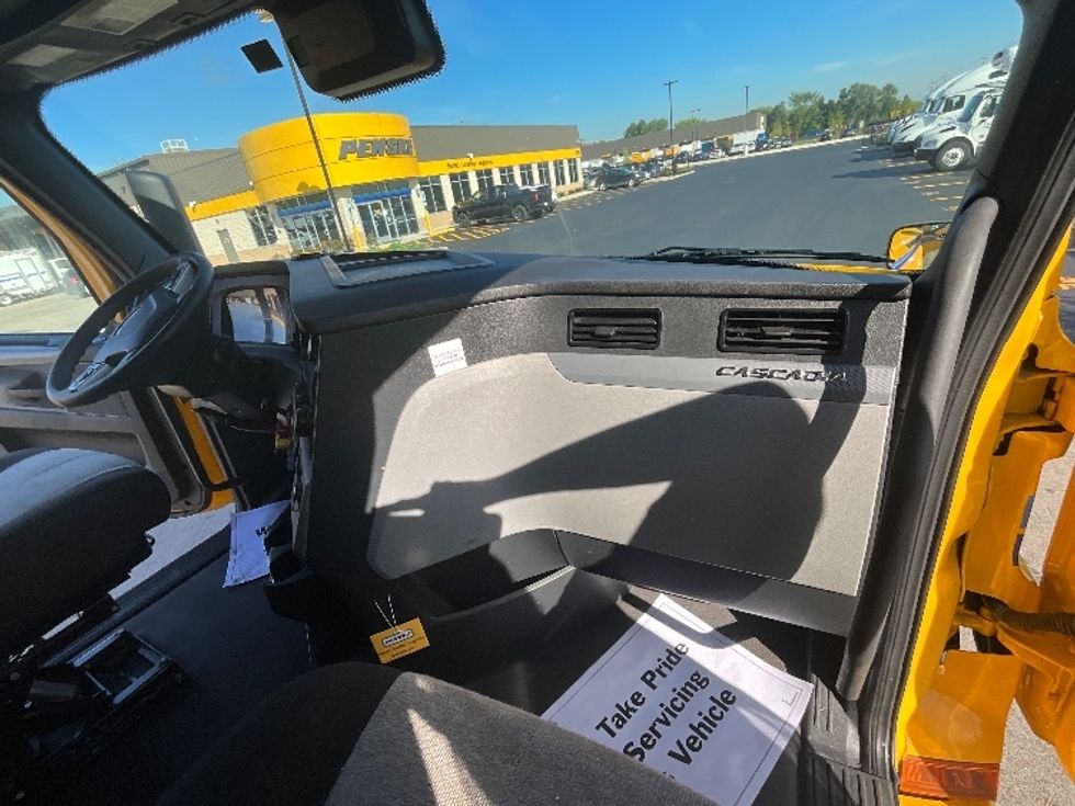 Sleeper Tractor-Heavy Duty Tractors-Freightliner-2022-T12664ST-East Chicago-IN-607,291\n\t\tmiles-$ 53,500 - Image 11