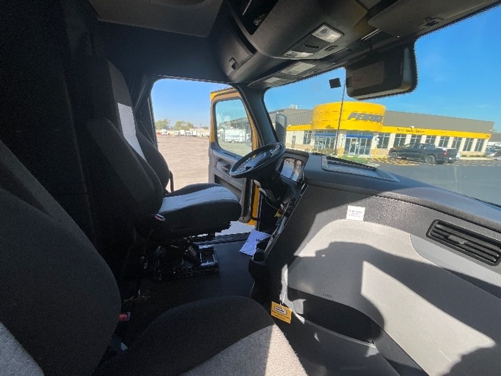 Sleeper Tractor-Heavy Duty Tractors-Freightliner-2022-T12664ST-East Chicago-IN-607,291\n\t\tmiles-$ 53,500 - Image 12