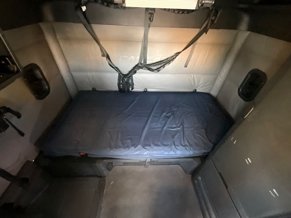 Sleeper Tractor-Heavy Duty Tractors-Freightliner-2022-T12664ST-East Chicago-IN-607,291\n\t\tmiles-$ 53,500 - Image 13