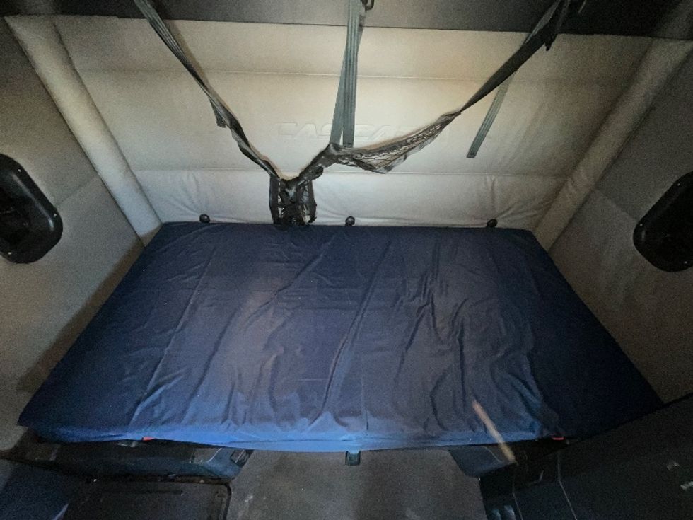 Sleeper Tractor-Heavy Duty Tractors-Freightliner-2022-T12664ST-East Chicago-IN-607,291\n\t\tmiles-$ 53,500 - Image 14