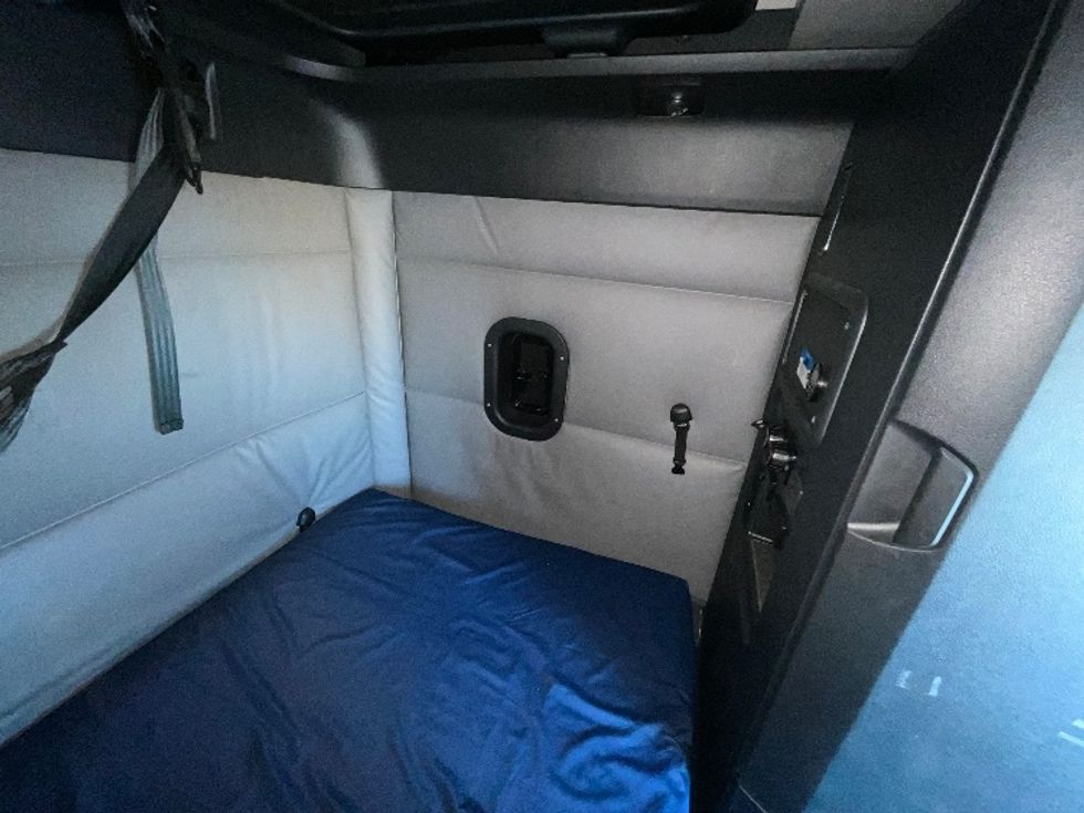 Sleeper Tractor-Heavy Duty Tractors-Freightliner-2022-T12664ST-East Chicago-IN-607,291\n\t\tmiles-$ 53,500 - Image 15