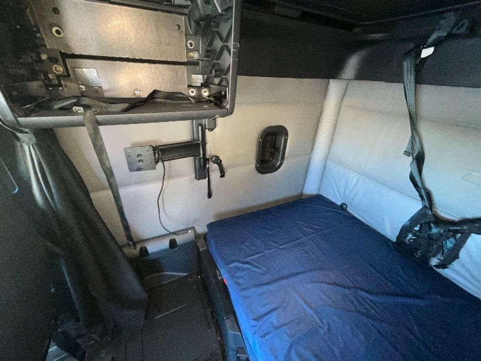 Sleeper Tractor-Heavy Duty Tractors-Freightliner-2022-T12664ST-East Chicago-IN-607,291\n\t\tmiles-$ 53,500 - Image 16