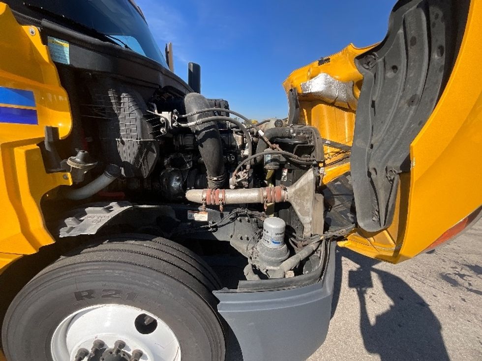 Sleeper Tractor-Heavy Duty Tractors-Freightliner-2022-T12664ST-East Chicago-IN-607,291\n\t\tmiles-$ 53,500 - Image 17