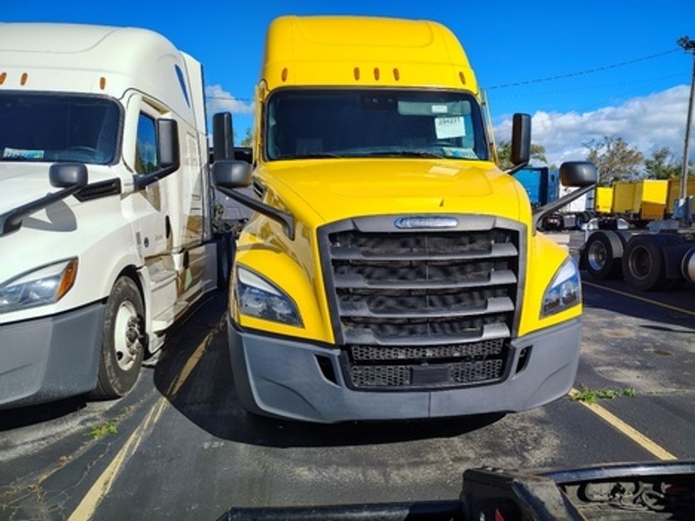 Sleeper Tractor-Heavy Duty Tractors-Freightliner-2022-T12664ST-East Chicago-IN-607,291\n\t\tmiles-$ 53,500 - Image 2