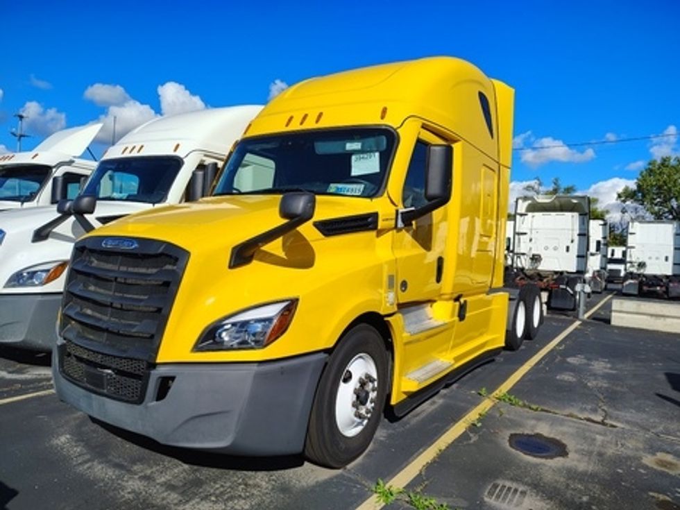 Sleeper Tractor-Heavy Duty Tractors-Freightliner-2022-T12664ST-East Chicago-IN-607,291\n\t\tmiles-$ 53,500 - Image 3