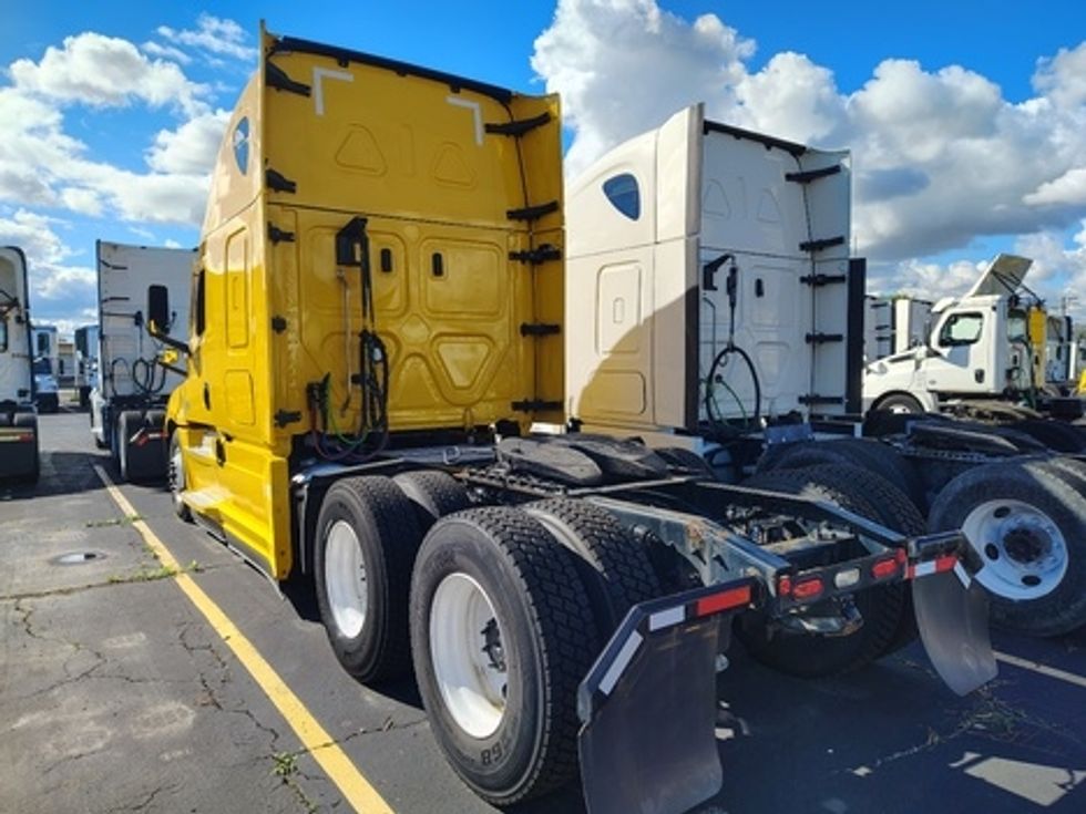 Sleeper Tractor-Heavy Duty Tractors-Freightliner-2022-T12664ST-East Chicago-IN-607,291\n\t\tmiles-$ 53,500 - Image 4