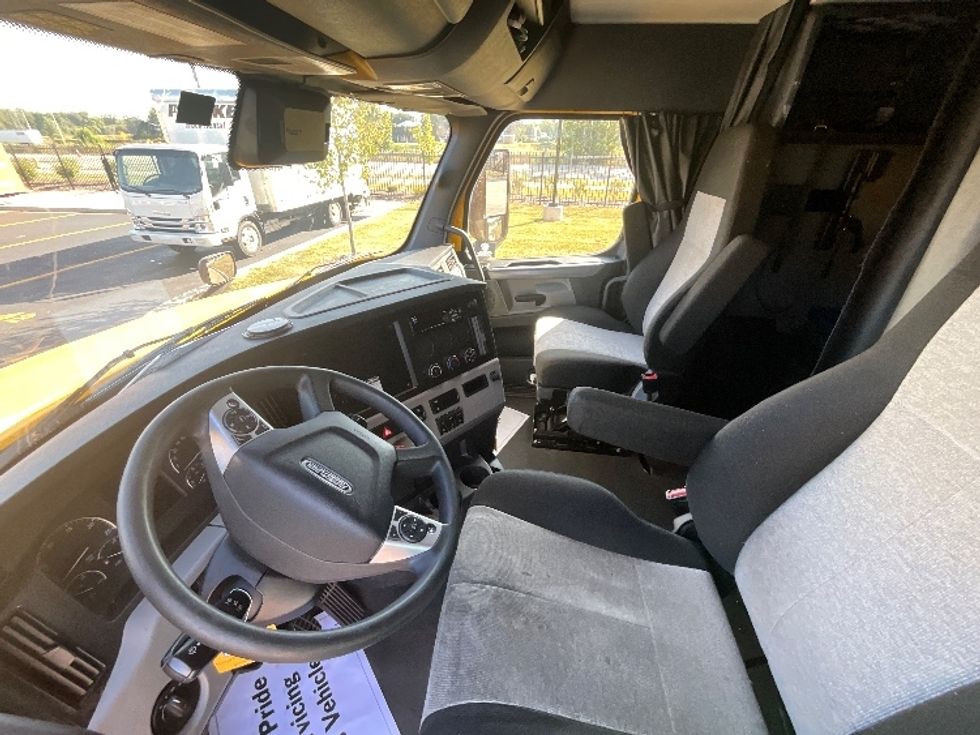 Sleeper Tractor-Heavy Duty Tractors-Freightliner-2022-T12664ST-East Chicago-IN-607,291\n\t\tmiles-$ 53,500 - Image 8