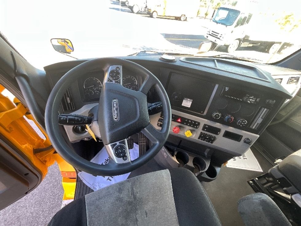 Sleeper Tractor-Heavy Duty Tractors-Freightliner-2022-T12664ST-East Chicago-IN-607,291\n\t\tmiles-$ 53,500 - Image 9