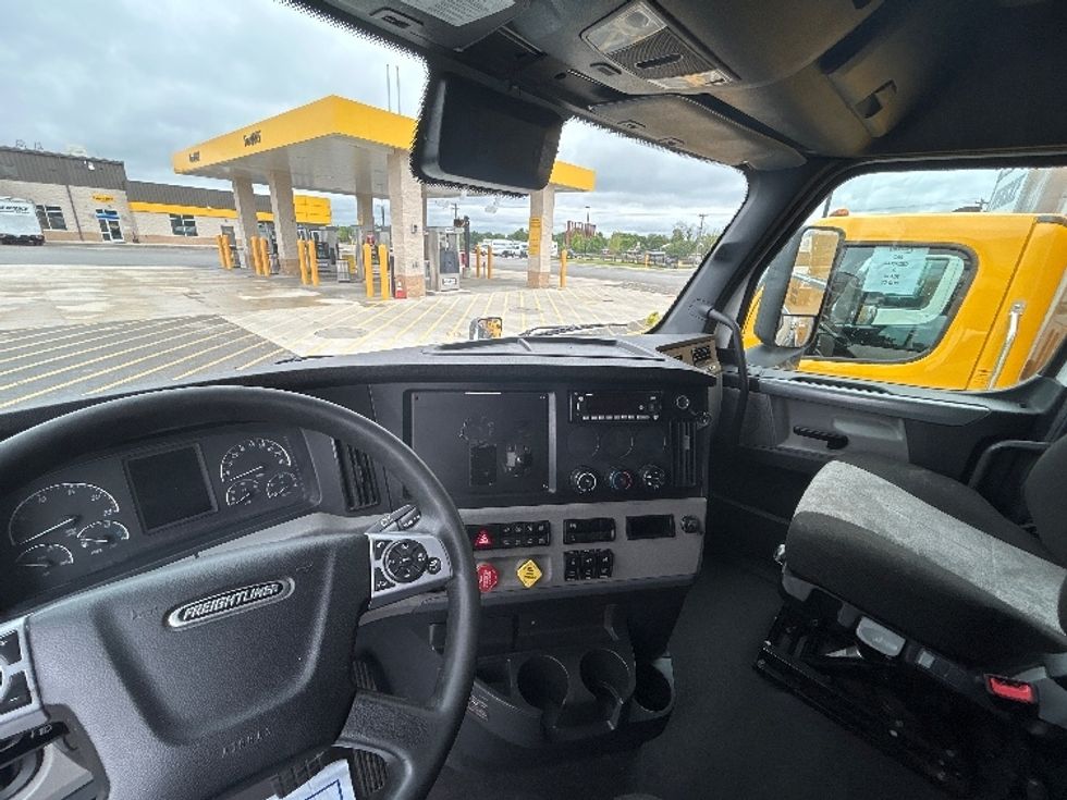 Sleeper Tractor-Heavy Duty Tractors-Freightliner-2022-T12664ST-East Chicago-IN-615,732\n\t\tmiles-$ 57,750 - Image 10