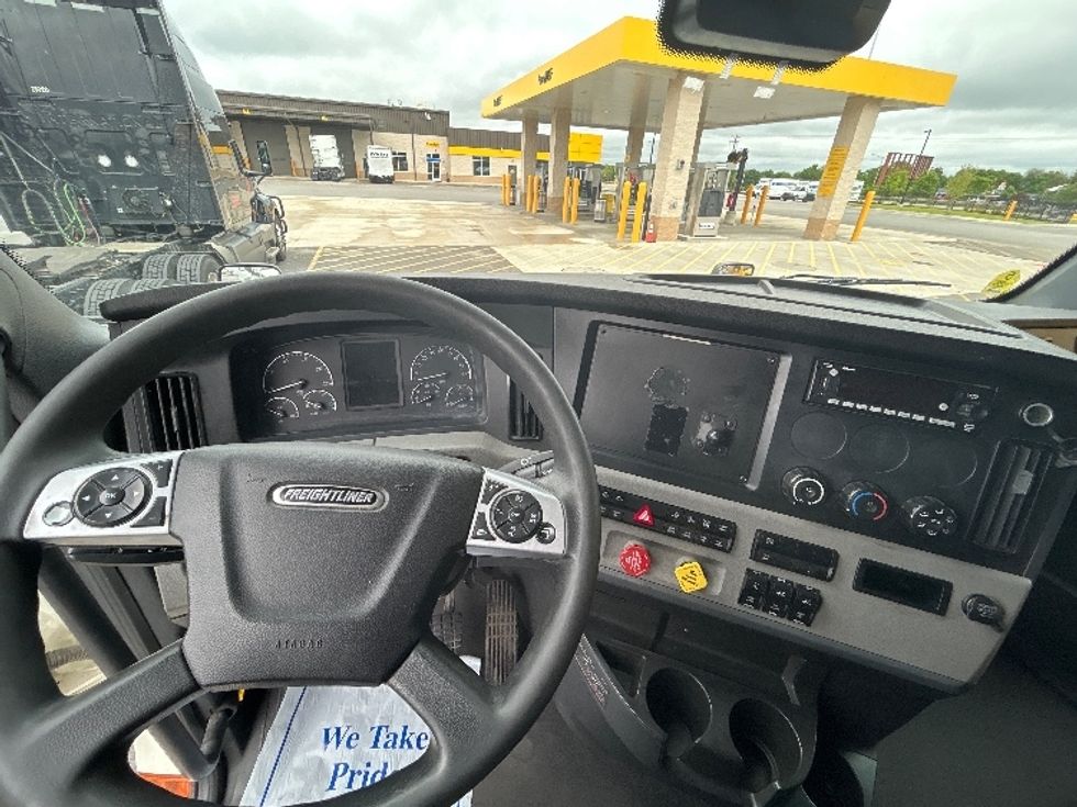 Sleeper Tractor-Heavy Duty Tractors-Freightliner-2022-T12664ST-East Chicago-IN-615,732\n\t\tmiles-$ 57,750 - Image 11