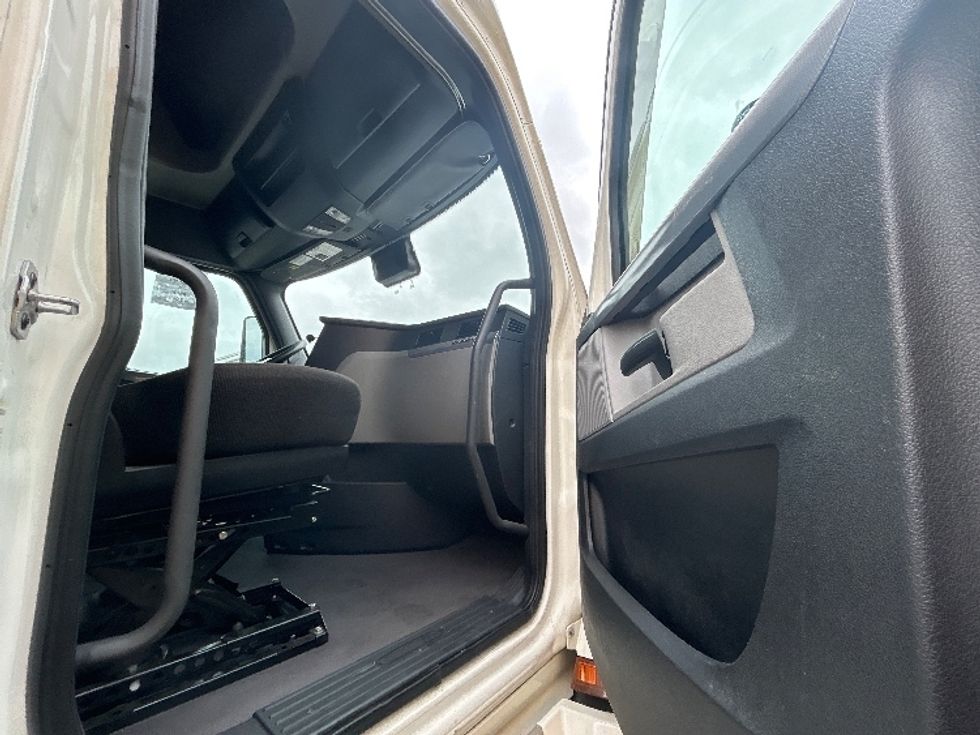 Sleeper Tractor-Heavy Duty Tractors-Freightliner-2022-T12664ST-East Chicago-IN-615,732\n\t\tmiles-$ 57,750 - Image 13