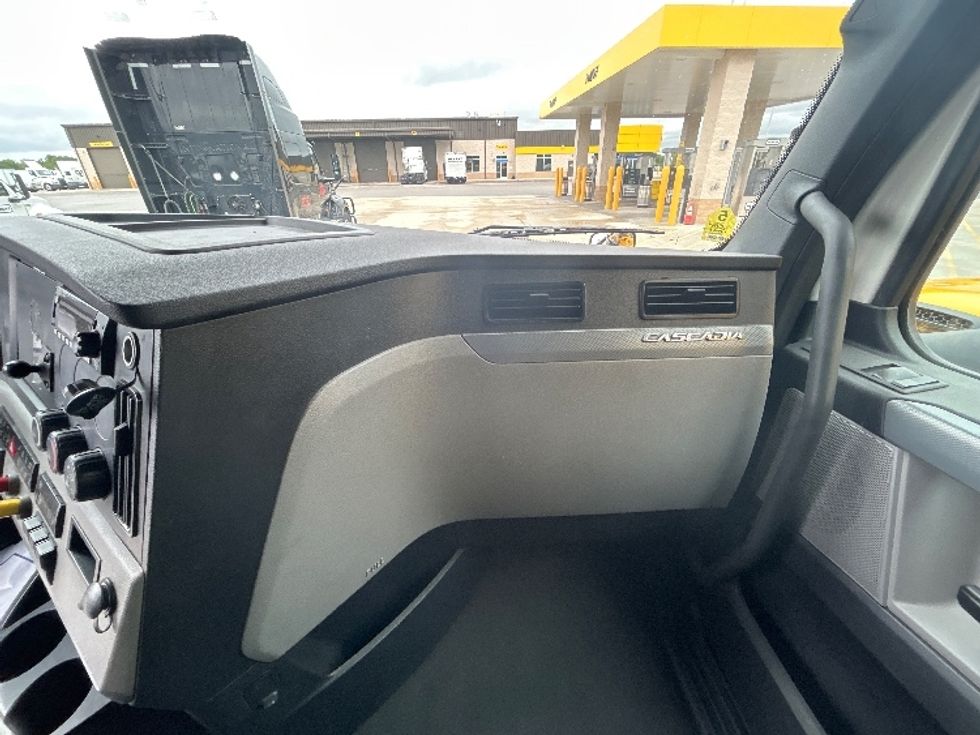 Sleeper Tractor-Heavy Duty Tractors-Freightliner-2022-T12664ST-East Chicago-IN-615,732\n\t\tmiles-$ 57,750 - Image 14