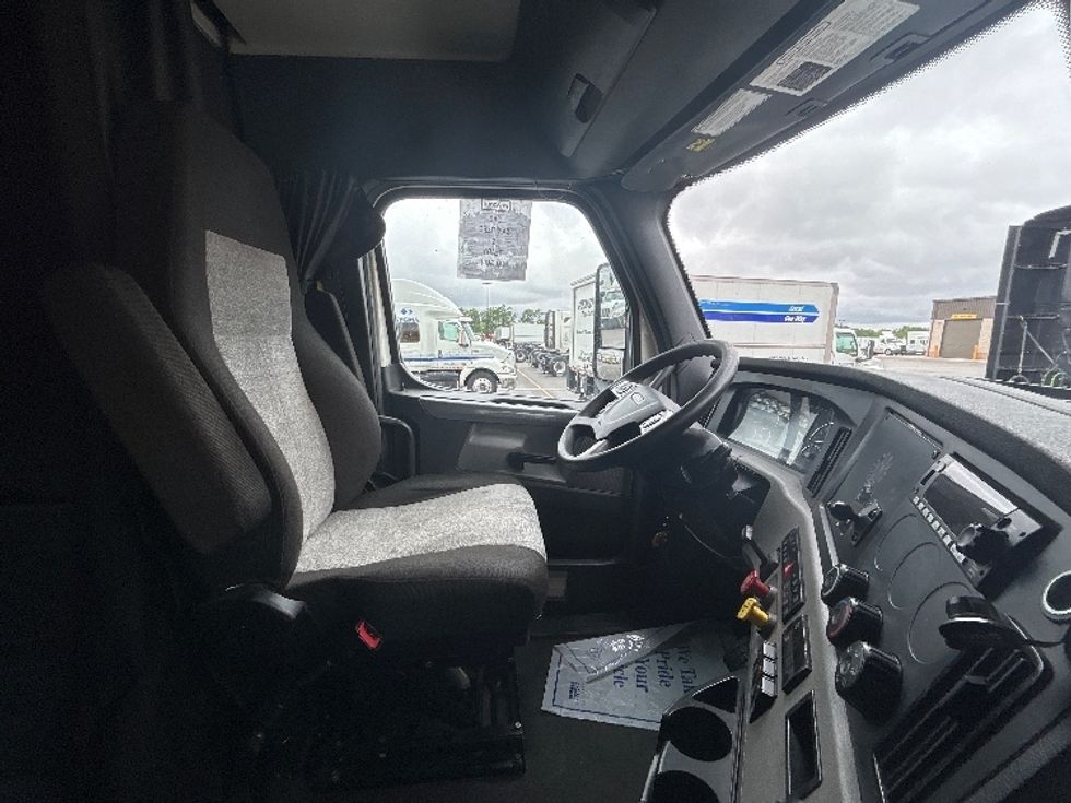 Sleeper Tractor-Heavy Duty Tractors-Freightliner-2022-T12664ST-East Chicago-IN-615,732\n\t\tmiles-$ 57,750 - Image 15