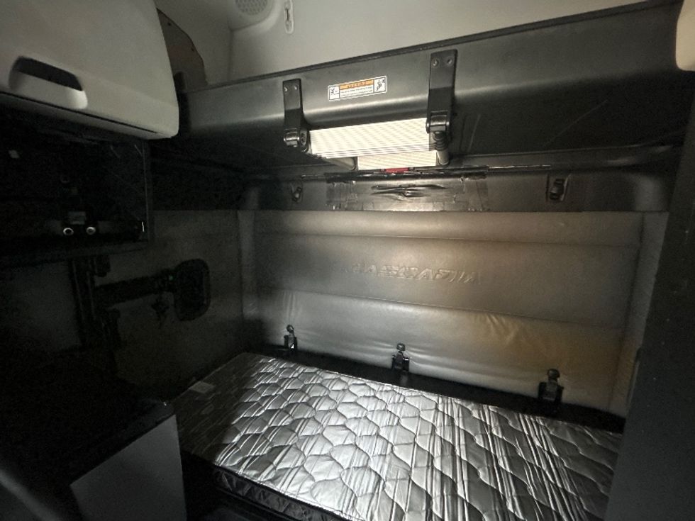 Sleeper Tractor-Heavy Duty Tractors-Freightliner-2022-T12664ST-East Chicago-IN-615,732\n\t\tmiles-$ 57,750 - Image 18