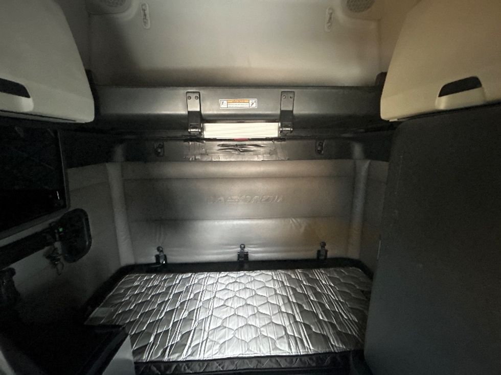 Sleeper Tractor-Heavy Duty Tractors-Freightliner-2022-T12664ST-East Chicago-IN-615,732\n\t\tmiles-$ 57,750 - Image 19